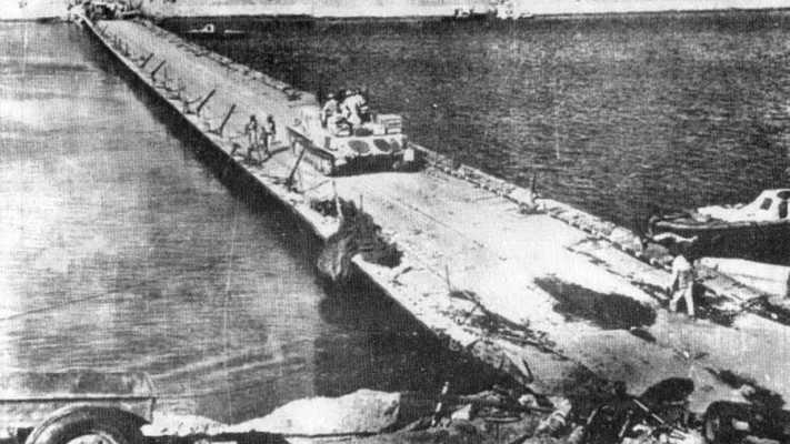 הצבא המצרי חוצה את התעלה