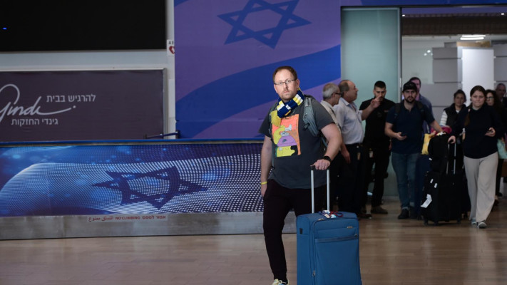 אוהדי מכבי ת''א לאחר נחיתתם מטיסת החילוץ מאמסטרדם