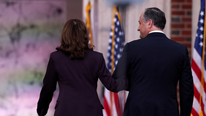 קמלה האריס ובעלה דאג אמהוף, יורדים מהבמה לאחר שהודתה בתבוסה בבחירות