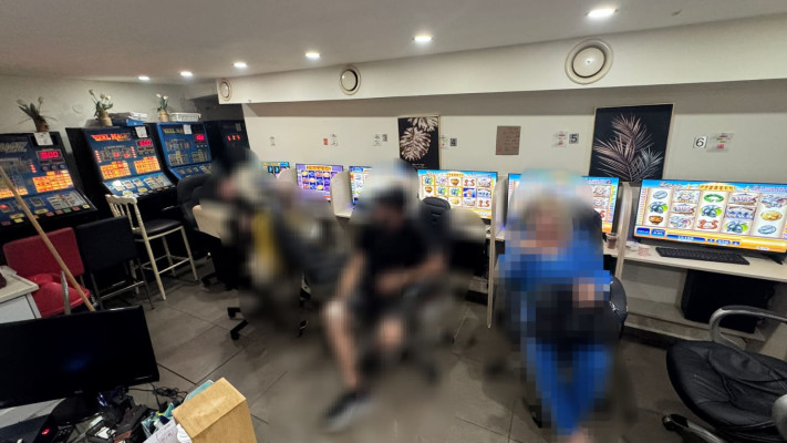 בית הימורים מחתרתי נחשף בפשיטה משטרתית בחיפה, ארכיון (צילום: דוברות המשטרה)