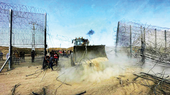 שופל פורץ את הגדר 7 באוקטובר (צילום: רויטרס)