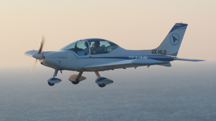 מיקי גבע ברגע הטיסה (צילום: פרטי)