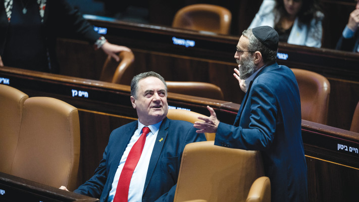 השר ישראל כ''ץ וח''כ משה גפני בכנסת (צילום: יונתן זינדל, פלאש 90)