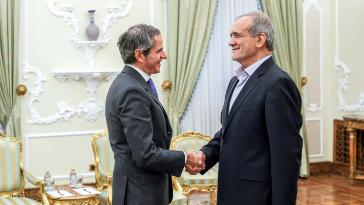 מסעוד פזשכיאן, רפאל גרוסי (צילום: Iran's Presidency/WANA (West Asia News Agency)/Handout via REUTERS)