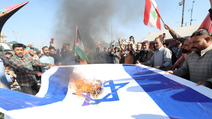 עיראקים שורפים דגל ישראל (צילום: רויטרס)