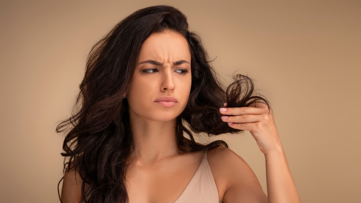 בן הזוג נגעל מכך שהיא לא חופפת את השיער