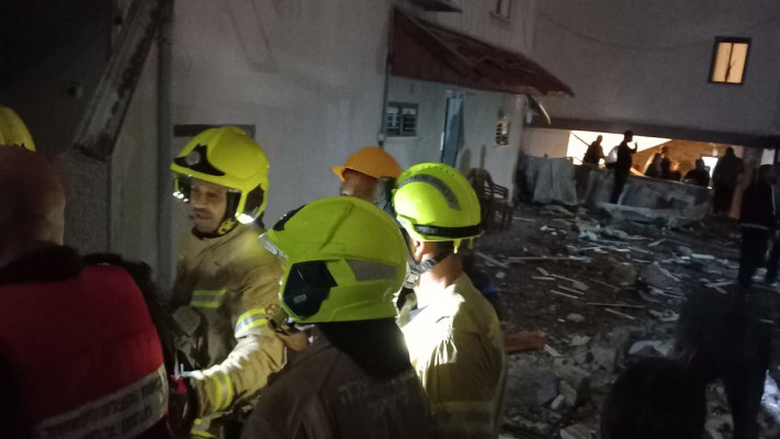 כוחות כיבוי והצלה בזירת בית שנפגע מטיל מלבנון בשפרעם, נובמבר 2024 (צילום: כב''ה צפון)