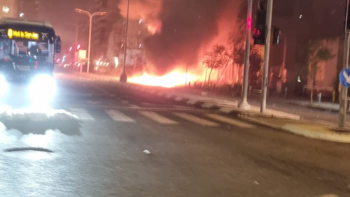 שברי יירוט ליד אוטובוס בבני ברק (צילום: רשתות חברתיות, שימוש לפי סעיף 27 א')