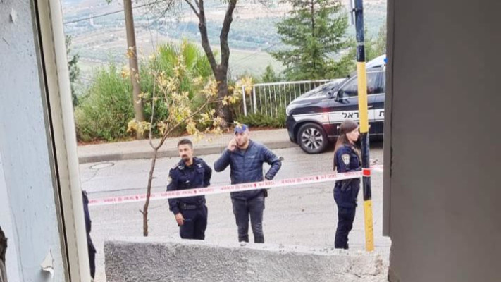 זירת הנפילה בכרמיאל (צילום: דוברות המשטרה)