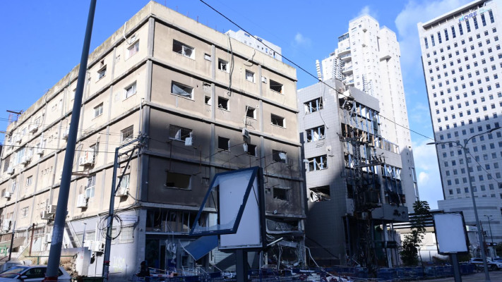 פגיעה ישירה ברמת גן (צילום: אבשלום ששוני)