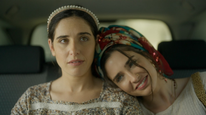 אביגיל הררי ונעמי הררי ב'נפש אחות' של ענבר נמדר (צילום: משה חורי)
