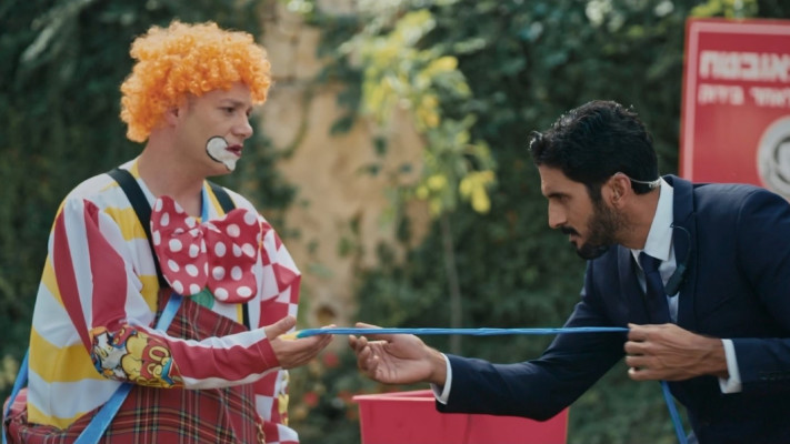 צחי הלוי ב'ברית ואף מילה' של אלון גור אריה (צילום: עידו ברלד)