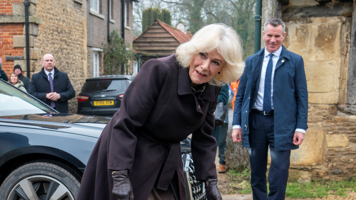 המלכה קמילה עם בת' הכלבה (צילום: רויטרס)