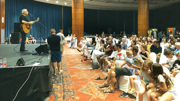 חנן יובל מופיע בפני מפוני קיבוץ מגן בים המלח