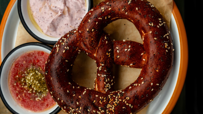 פרעצל חם עם מטבלים בחצר השוק