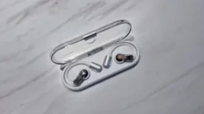 מארז נשיאה שטוח ומיוחד. Nothing – Ear (open) (צילום: צחי הופמן)