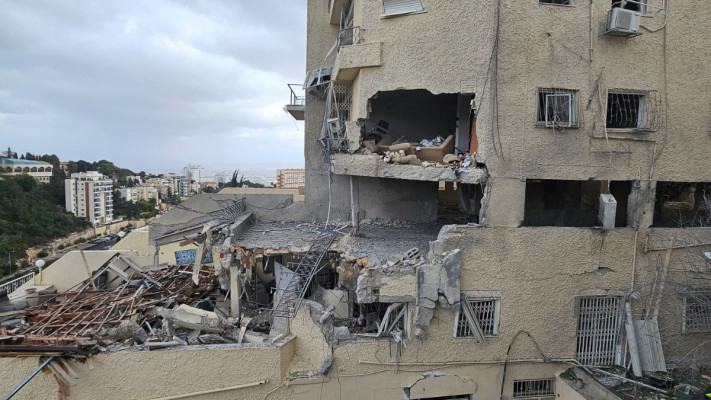 מבנה בן 5 קומות בחיפה שספג פגיעה ישירה 