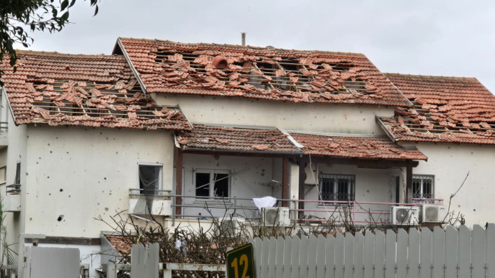 בית שניזוק מנפילת הטיל (צילום: אלון חכמון)