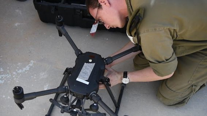 תיקון רחפן צבאי (צילום: דובר צה''ל)