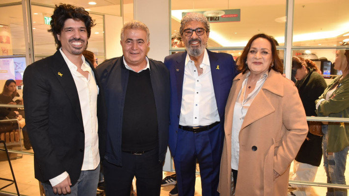 אחלמה פרץ, חזי בצלאל, עמיר פרץ ועמרי בצלאל  (צילום: רפי דלויה)