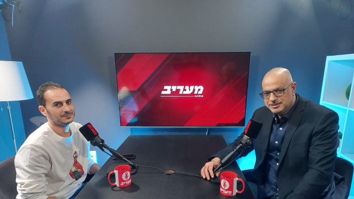 אביחי קרבצ'יק מראיין את פרופסור משה אליה (צילום: מעריב אונליין)