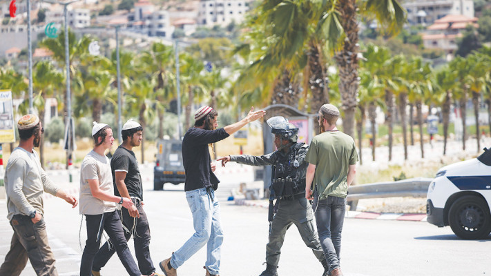 מתנחלים בעימות עם כוחות הביטחון  (צילום: יונתן זינדל, פלאש 90)
