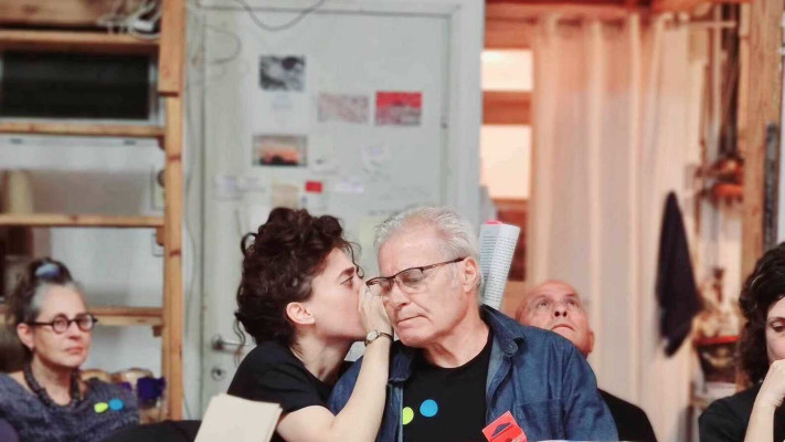 מתוך-ההצגה-בדרך-הביתה-סימן-חזור (צילום: טולה דמארי)