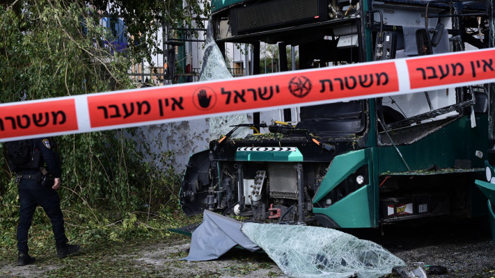 פגיעה ישירה בתחנה מרכזית קריית שמונה (צילום: אבשלום ששוני)