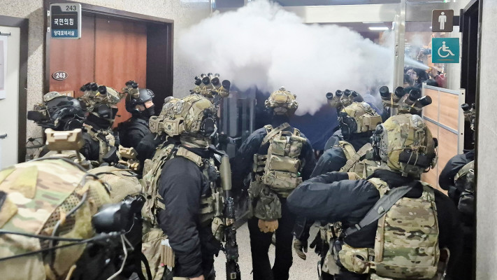 כוחות צבא פושטים על הפרלמנט בסיאול, לאחר הכרזת דרום קוריאה על ממשל צבאי