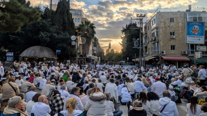 אימהות בלבן חוסמות את הצומת הסמוכה למעון ראש הממשלה בקריאה לשחרור החטופים (צילום: תניא ציון וולדקס)