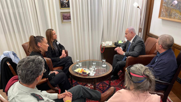 בנימין נתניהו ומשפחתו של החטוף עידן אלכסנדר (צילום: משרד רה''מ)