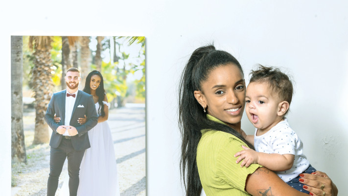 שוש חובלאשוילי ובנה אימרי אברהם, לצד תמונת חתונתה עם אבי ז''ל