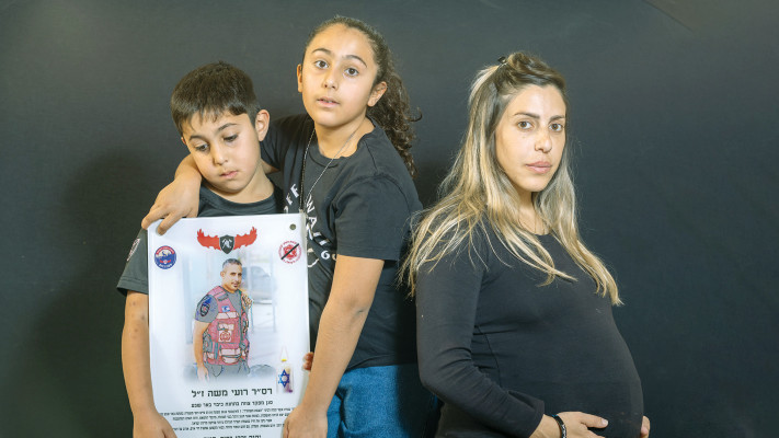 לינור משה, אלמנתו של רועי משה ז''ל, וילדיה (צילום: יוסי אלוני)
