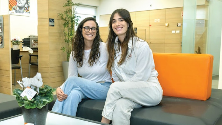 חן אמסלם עם שמרית רימון דה-פז, בנקאית מקרית שמונה (צילום: אילנית קיצוני)