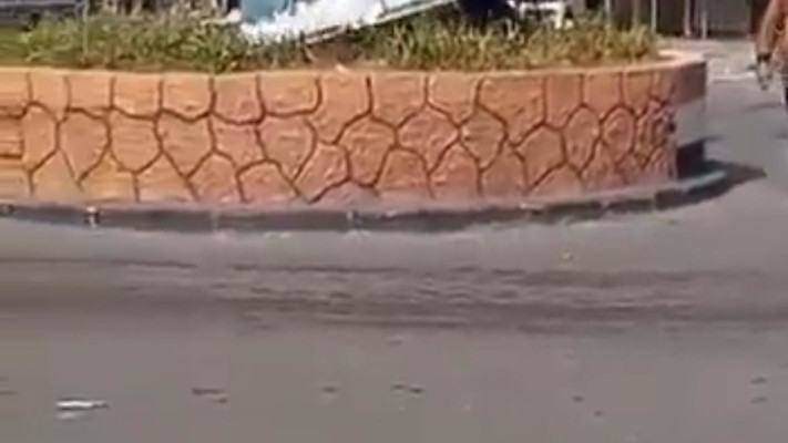 מפילים כרזות של אסד בח׳אן ארנבה, צמוד לגבול ישראל (צילום: רשתות ערביות, שימוש לפי סעיף 27 א')