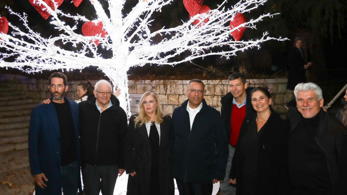 ראש עיריית ירושלים משה ליאון ורעייתו, נציגי שגרירות אוסטריה והנהלת הגן הבוטני (צילום: MK illumination)