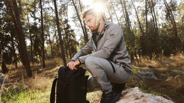 יפתח רמון בצילומי הקמפיין של סקצ'רס (צילום: אור דנון)