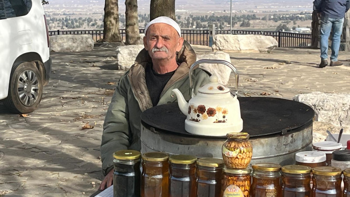 מהתצפית קוניטרה. בתמונה: מוכר דבש לרגל סיום קטיף התפוחים בקיבוץ עין זיוון