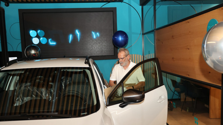 יעקב בוזגלו והרכש החדש (צילום: אור גפן)