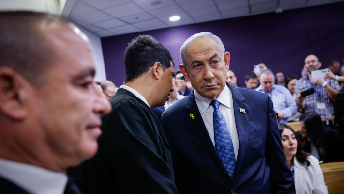 בנימין נתניהו ועו''ד עמית חדד ביום פתיחת עדות נתניהו (צילום: חיים גולדברג פלאש 90)