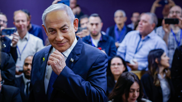 \'\'חיוך מלא ביטחון\'\'. בנימין נתניהו בבית המשפט (צילום: חיים גולדברג פלאש 90)
