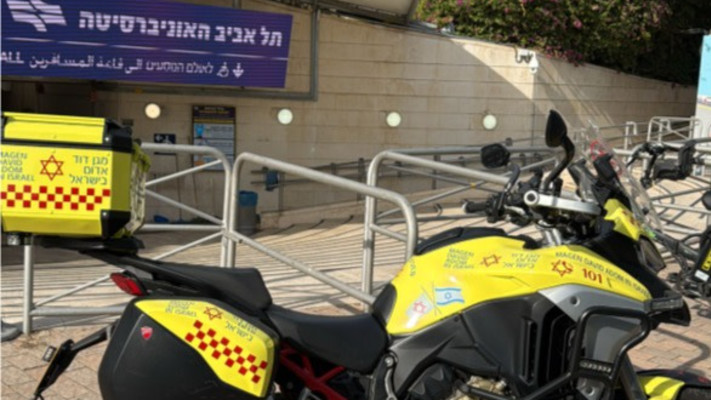 תחנת רכבת האוניברסיטה. ניידת טיפול נמרץ פינתה לבי''ח (צילום: מד''א)