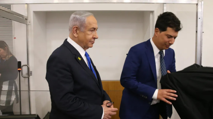 רה''מ נתניהו מתכונן לעדותו (צילום: עמית שאבי)