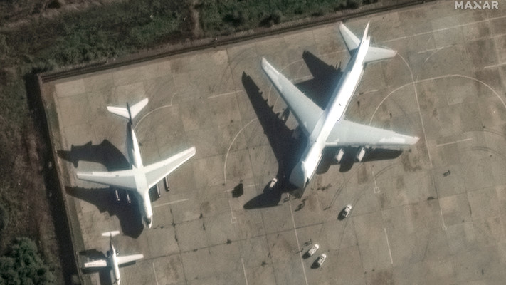 מטוס תובלה כבד מסוג An-124 בבסיס הרוסי חמיימים בסוריה (צילום: רויטרס)