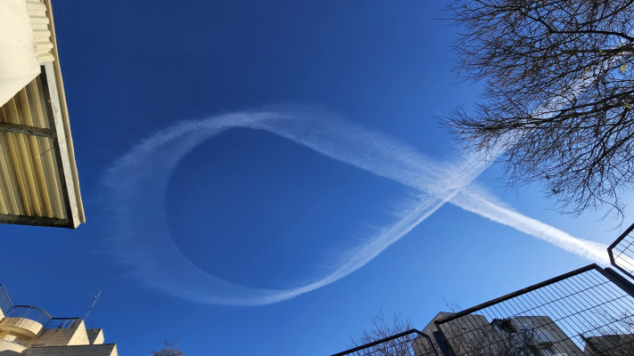 סמל החטופים בשמי שכונת בית הכרם בירושלים