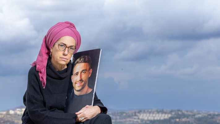 דיצה אור עם תמונתו של בנה אבינתן (צילום: יוסי אלוני)