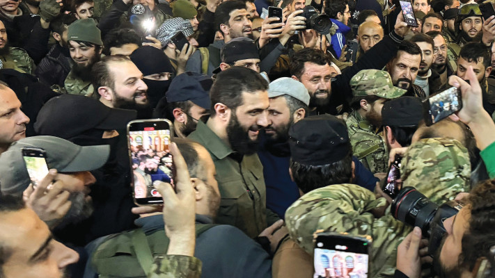 מפקד המורדים אבו מוחמד אל ג׳ולאני במסגד אוממיאד בדמשק 