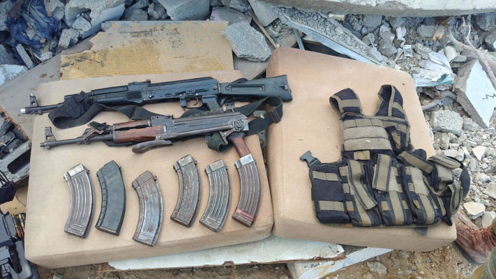 נשק, מחסניות ואפוד שאיתר צה''ל במנהרה בבית לאהיה