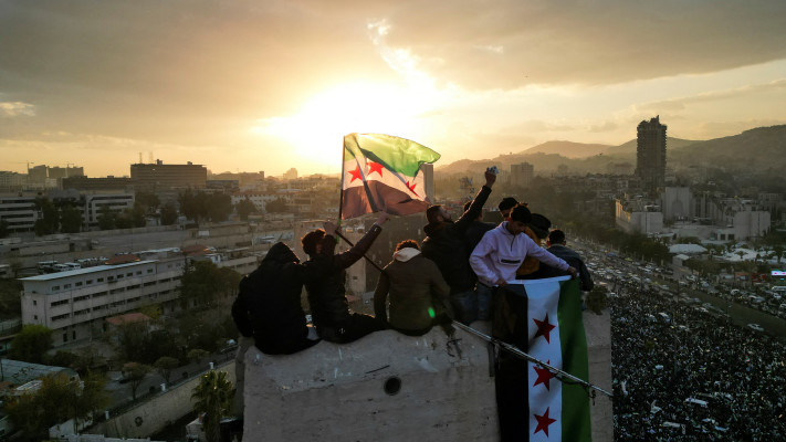 אזרחים סורים חוגגים בדמשק, דצמבר 2024