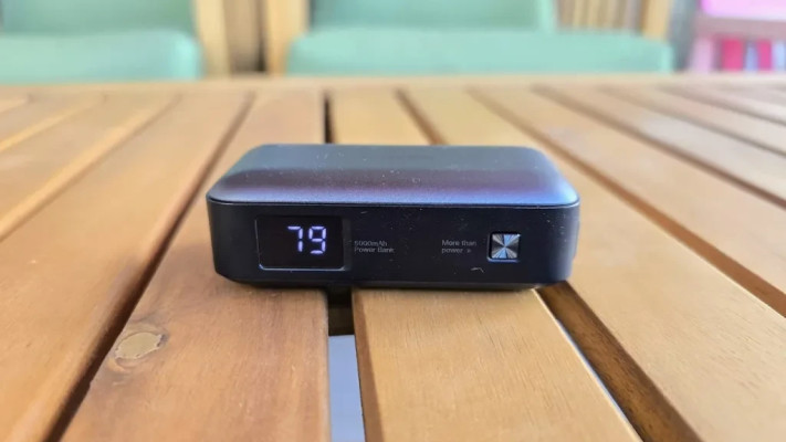 יש גם מעמד לסמארטפון. UGREEN – Mini Power Bank 5000 mAh (צילום: צחי הופמן)